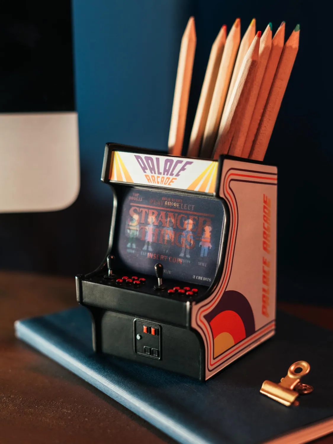 Erik Stranger Things Stiftehalter Kunstharz handbemalt