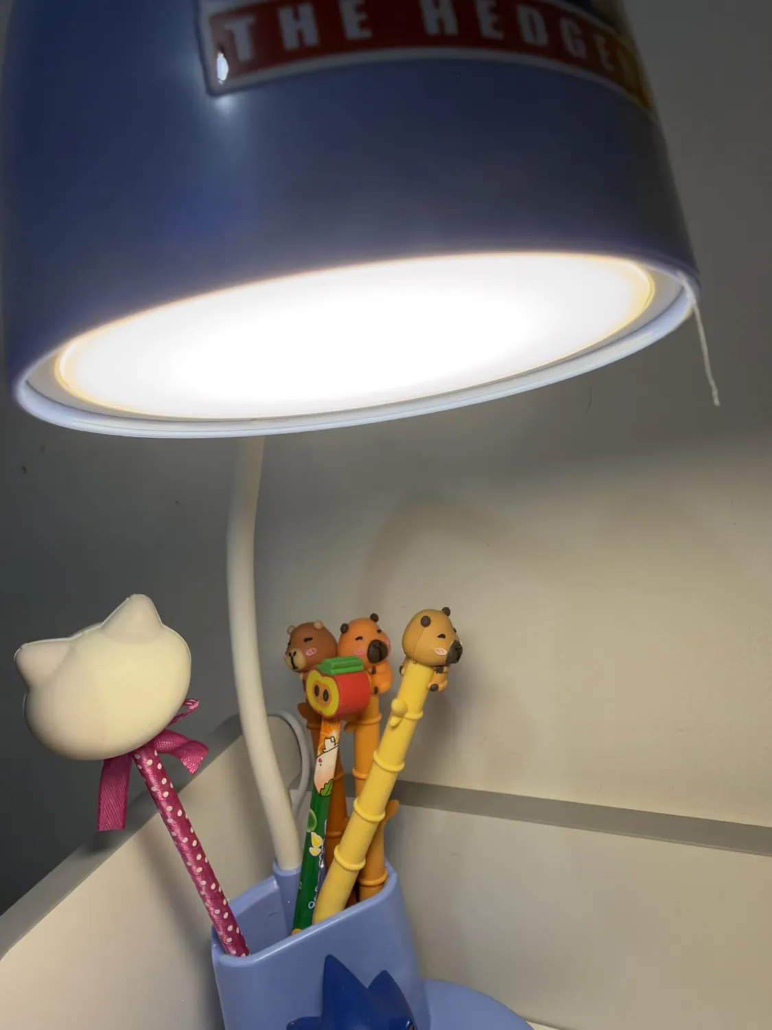 Erik LED-Tischlampe mit Stiftehalter