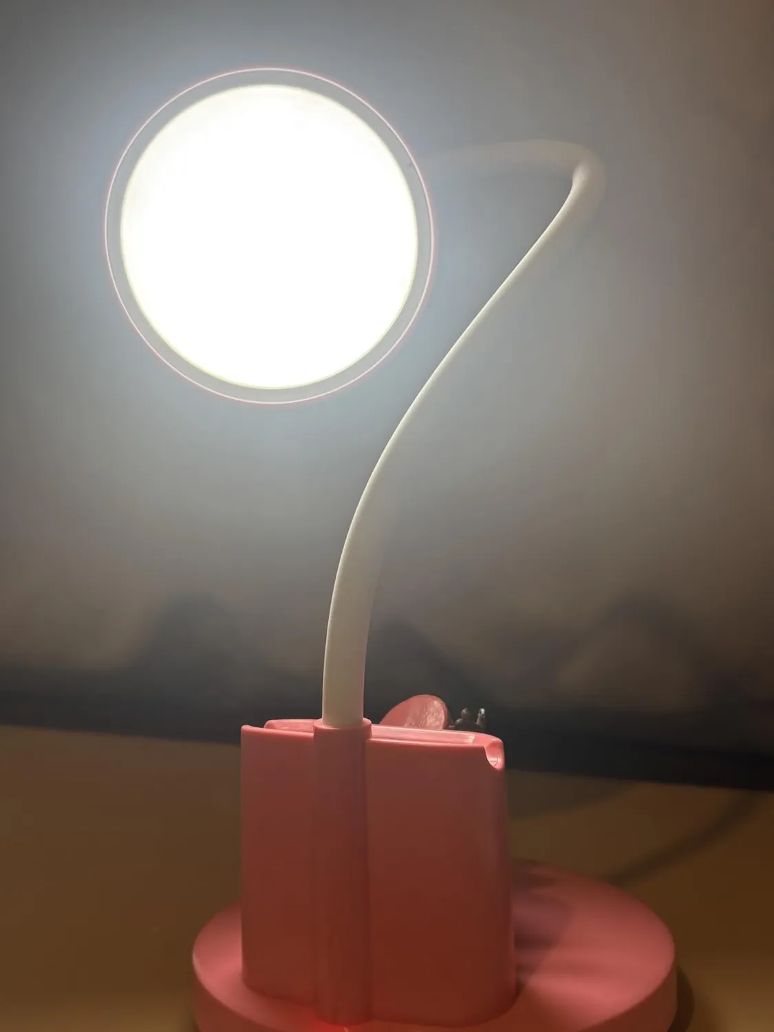 Erik LED-Tischlampe mit Stiftehalter