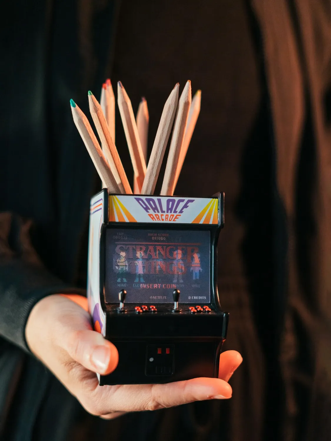 Erik Stranger Things Stiftehalter Kunstharz handbemalt