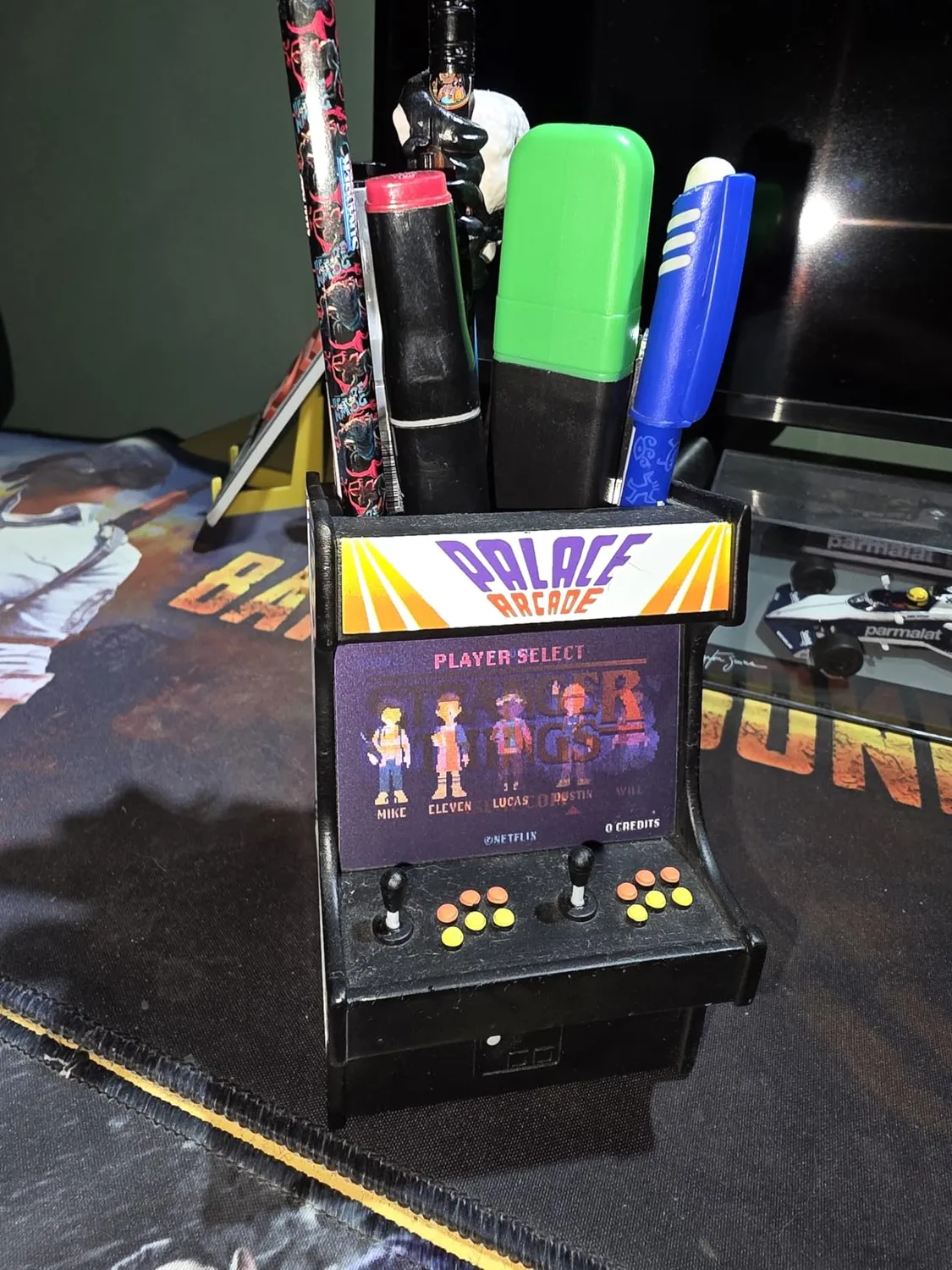 Erik Stranger Things Stiftehalter Kunstharz handbemalt